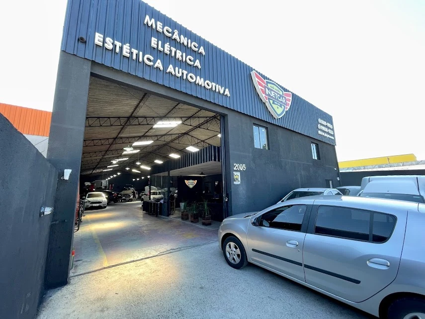 Entrada da oficina e área interna da INJETCAR